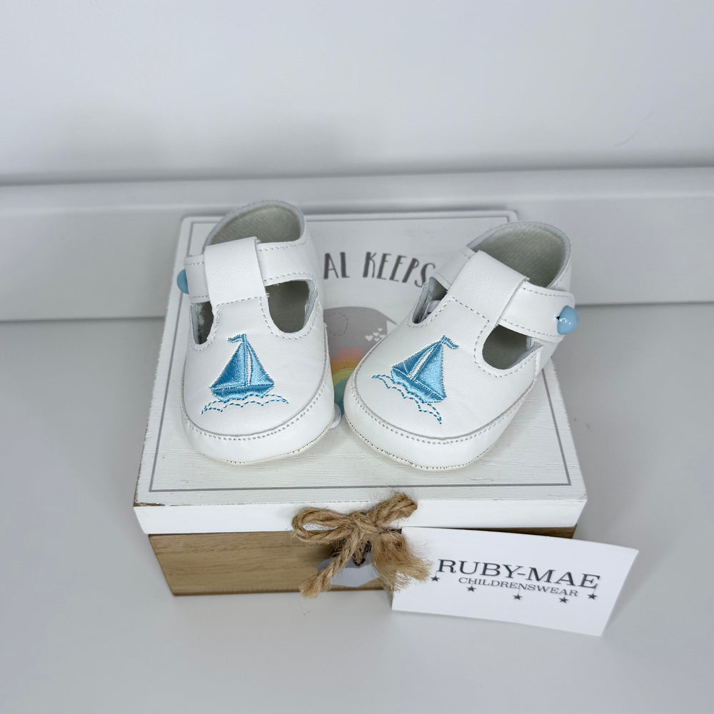 BAYPOD Boys White Boat Soft Sole Pre-Walker Closed Shoes